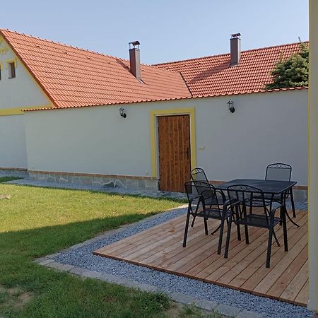 Apartman Na Statku Jilovice Exterior photo