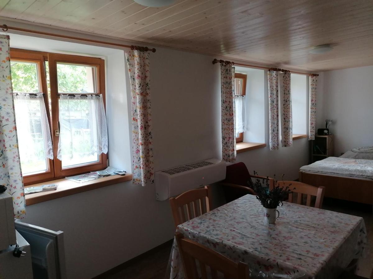Apartman Na Statku Jilovice Exterior photo