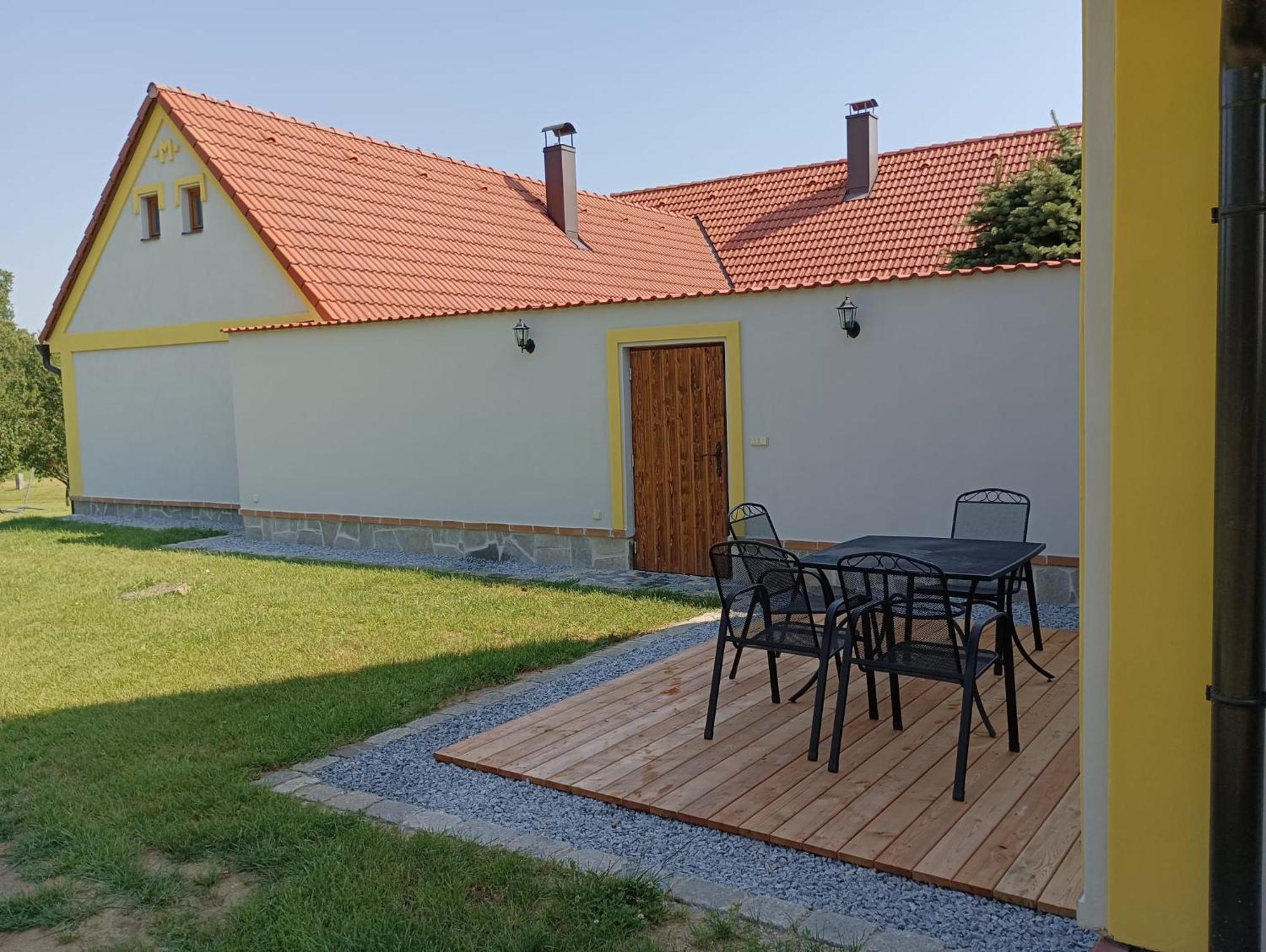 Apartman Na Statku Jilovice Exterior photo